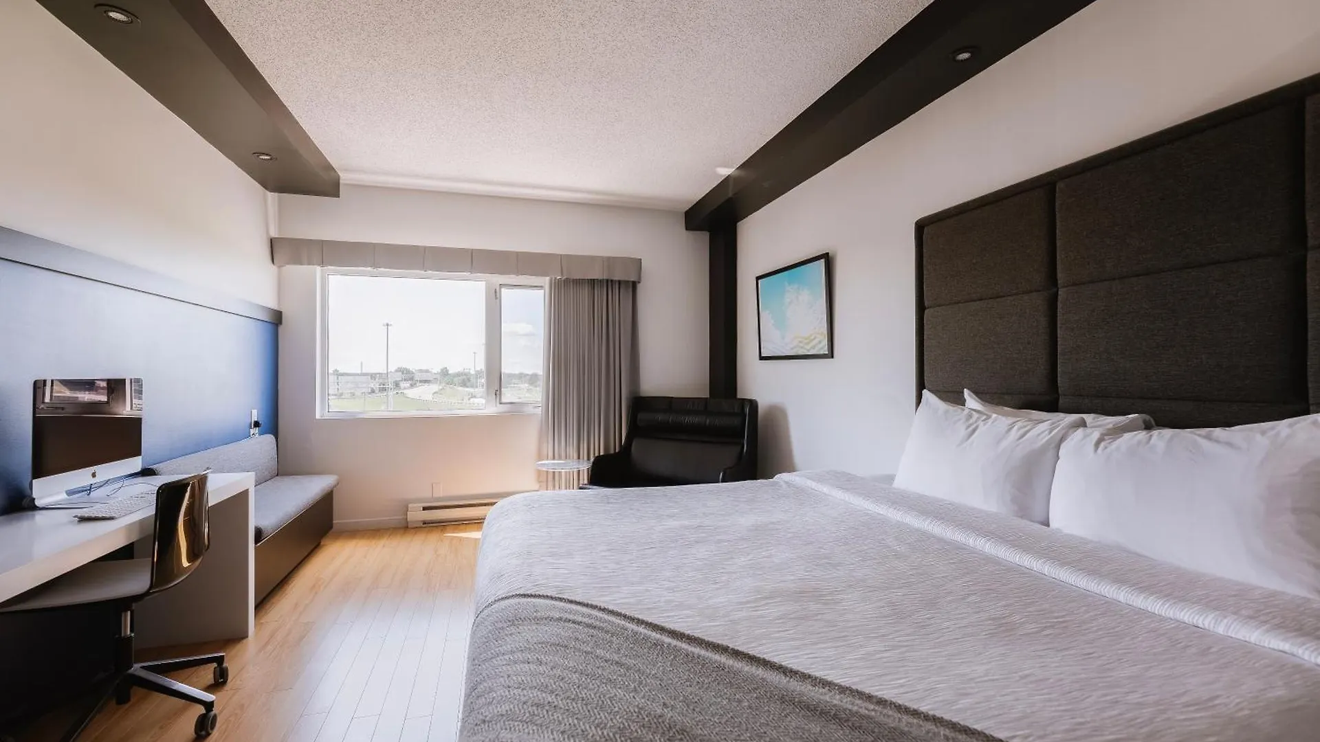 Le Dauphin Montreal-Longueuil Otel