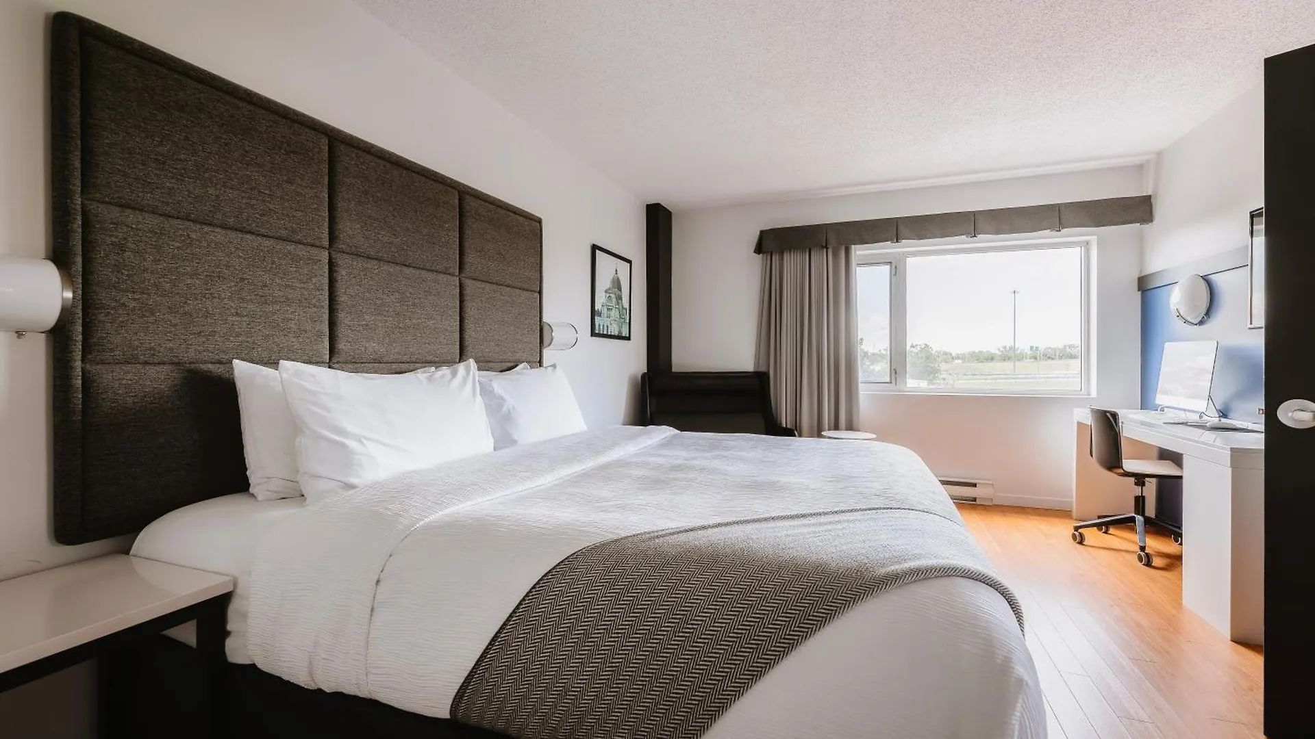 Le Dauphin Montreal-Longueuil Otel